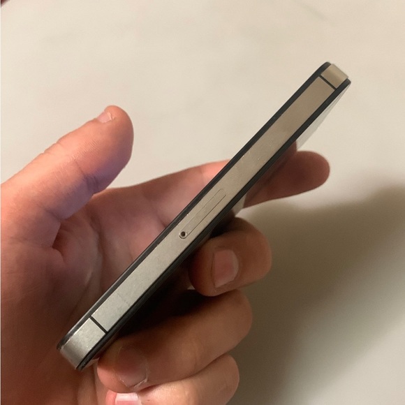 Apple iPhone 4S 16GB in Black for Unlocked - Picture 3 of 10